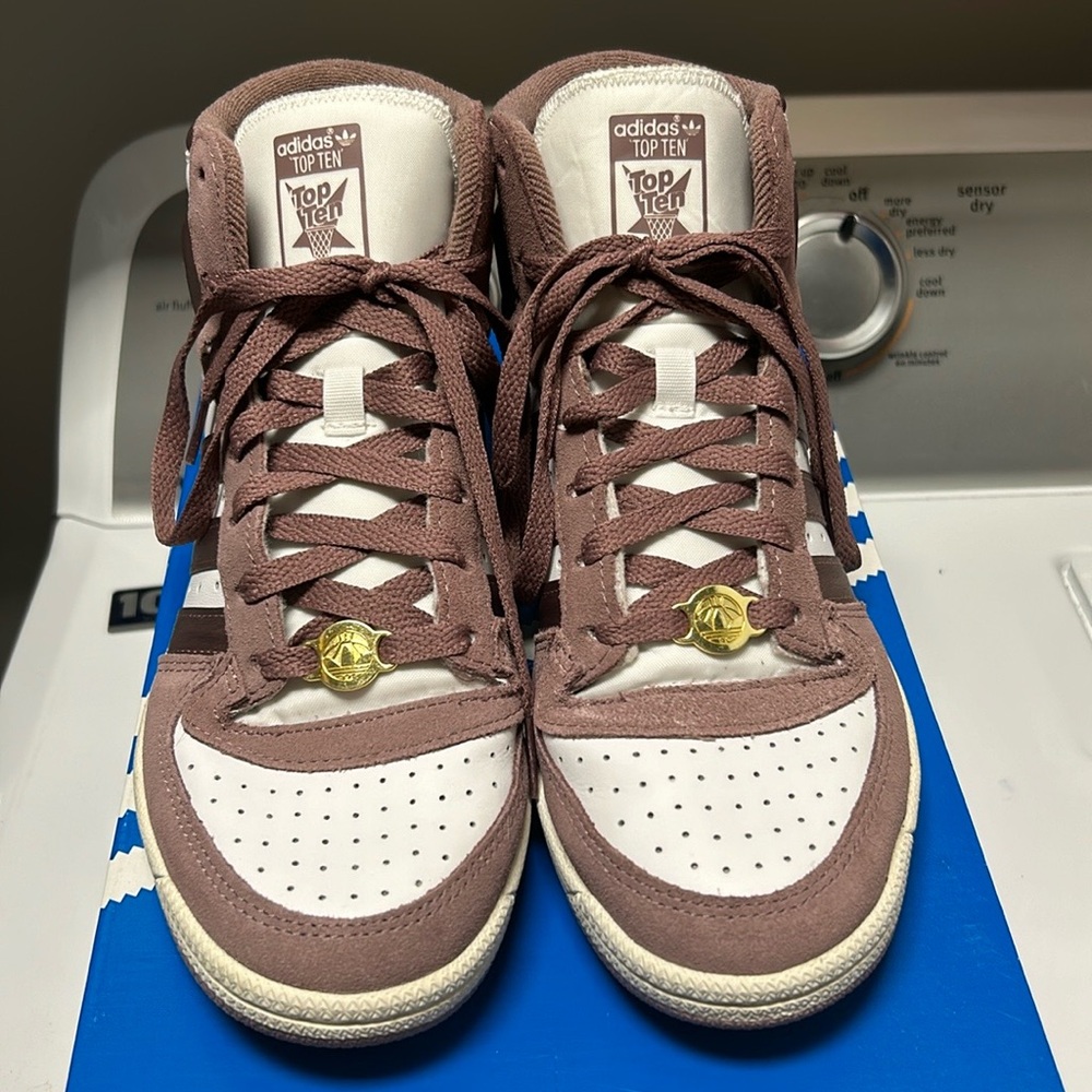 Women’s Adidas, Forum Mid, sz 8, box included.